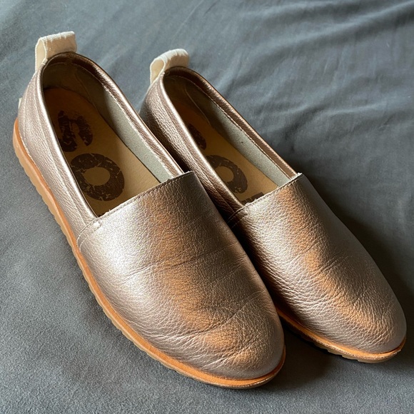 SOREL Rose Gold Slip-Ons - Picture 1 of 3